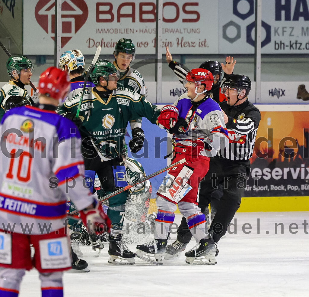 2025-11-30_151_TSV_Erding_gegen_EC_Peiting | Erding, Deutschland, 30.11.2025:Eishockey, Oberliga Süd 2025 / 2026, 22. Spieltag, TSV Erding gegen EC Peiting, Endergebnis: 5:1Louis Trattner (Erding Gladiators, #7), Carson Briere (EC Peiting, #16)Foto: Christian Riedel / fotografie-riedel.net