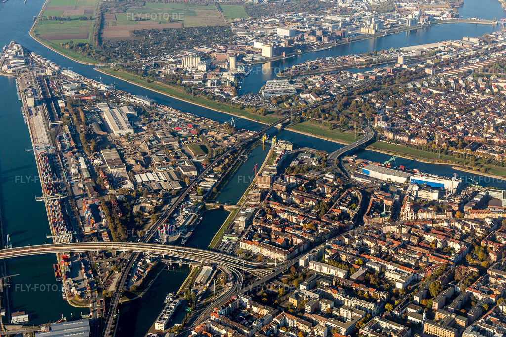 Luftbild: Kaianlagen und Schiffs- Anlegestellen am Hafenbecken des Binnenhafen des Rhein im Ortsteil Mühlauhafen im Ortsteil Innenstadt in Mannheim im Bundesland Baden-Württemberg in Deutschland. Foto: IMG_095446.jpg vom 30.10.2016 durch Werner Riehm/FLY-FOTO.de