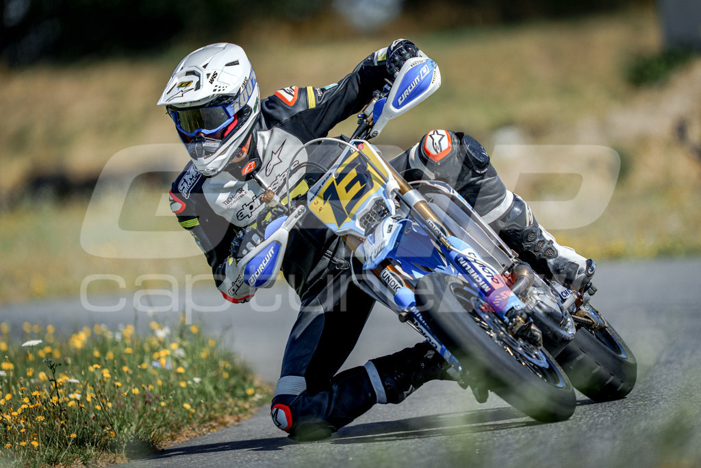 SuperMoto_Staatsmeisterschaft_Fuglau-320 | GRIPcapture steht für authentische Sportfotografie in Österreich – für Momente, die mehr sind als Geschwindigkeit oder Ergebnis. Es geht um Emotion, Spannung, Fokus und den Augenblick, der oft nur einen Wimpernschlag dauert.Ob Motorsport, Teamsport oder 
