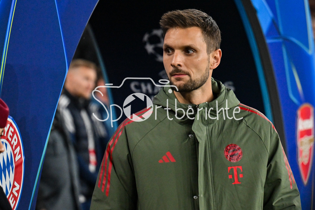 Arsenal FC - FC Bayern München | LONDON, ENGLAND - 26. NOVEMBER: im Bild Sven ULREICH (FC Bayern Munich 26) auf dem Weg zur Bank / Einzelfoto / Freisteller beim Ligaspiel zwischen Arsenal London und dem FC Bayern München am 5. Spieltag der UEFA Champions League im Emirates Stadium am 26.11.2025