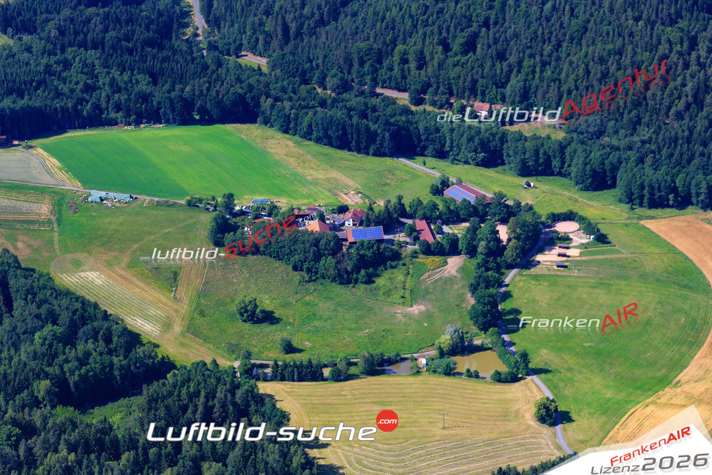 Die Luftaufnahme Sackenreuth - Kulmbach wurde 2017 mittels Flugzeug (keine Drohne) erstellt. Perfekte Schärfe und Druck- Auflösung- Garantiert!