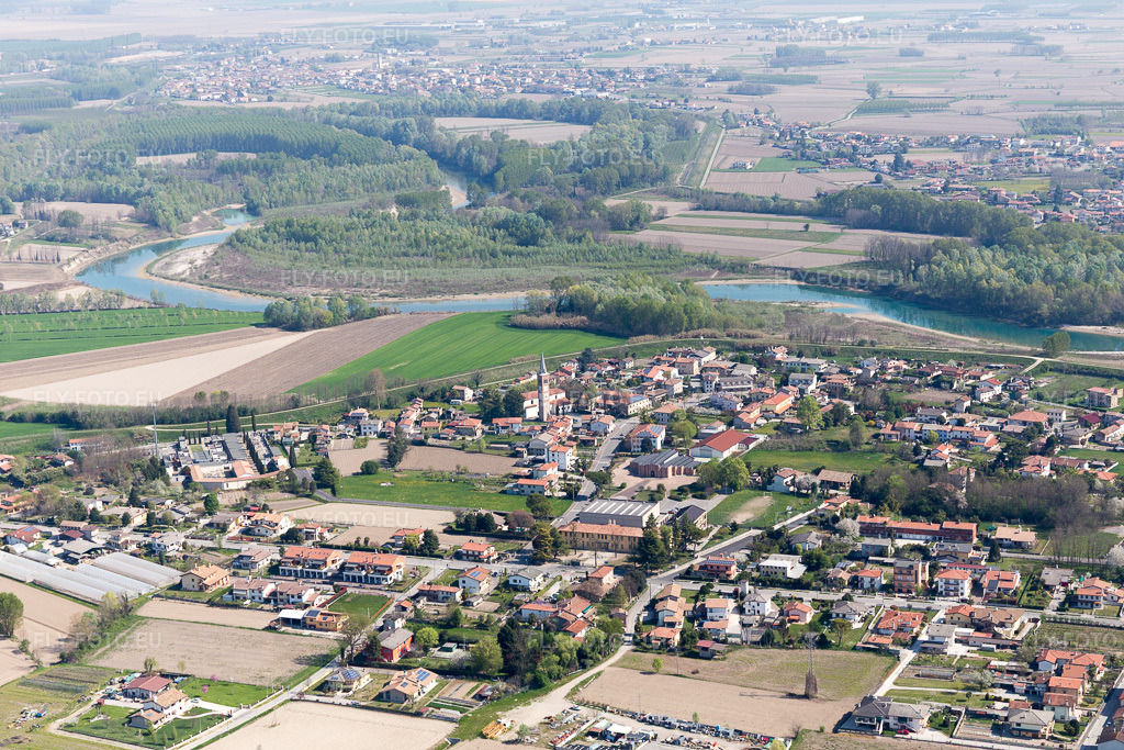 Vue aérienne: Vue de la ville à I Pozzi dans le département Vénétie, Italie. Photo: IMG_098143.jpg prise le 03/04/2017 par Werner Riehm/FLY-FOTO.eu – Résolution de l'original: 5472 x 3648 px