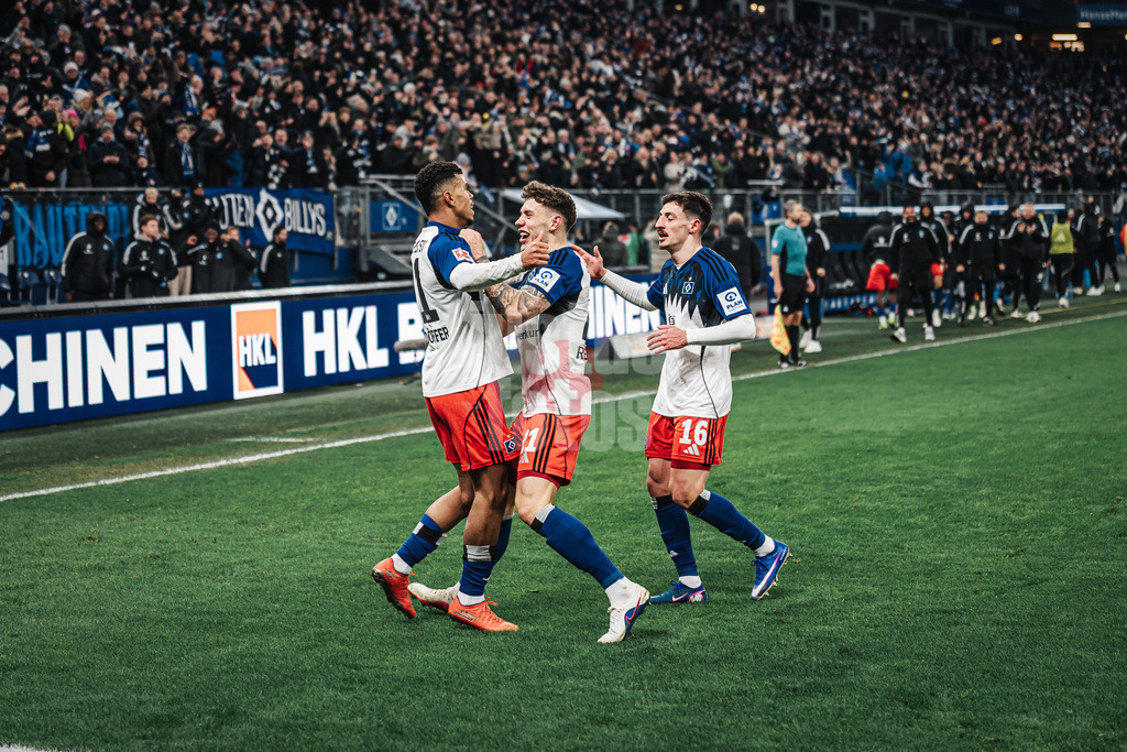 Fußball | Männer | Saison 2025/2026 | 1. Fußball-Bundesliga | 22. Spieltag | Hamburger SV vs. 1. FC Union Berlin | 14.02.2026 | Torjubel von links Torschütze Ransford-Yeboah Königsdörffer (#11, HSV), Nicolai Remberg (#21, HSV) und Giorgi Gocholeishvili (#16, HSV)