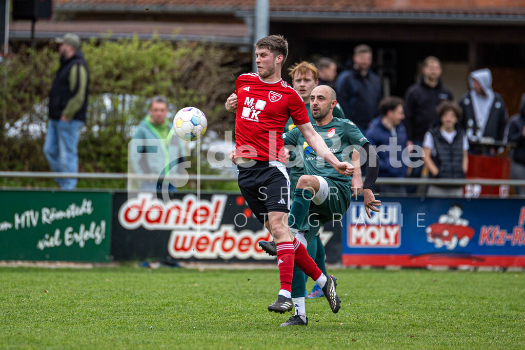 Römstedt - Heider_ Jonas (dahinter Maximilian Knutti) vs Oetzen 190426 dlP | immodelaporte-sportfotos - Realisiert mit Pictrs.com