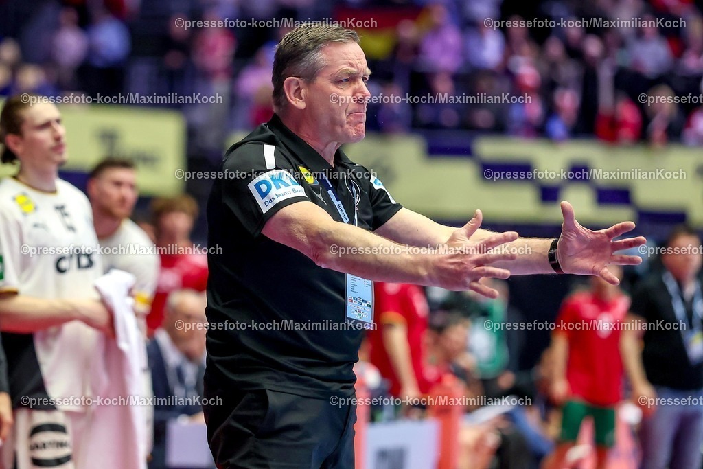 EHF22012601132 | 22.01.2026, Handball, Men's EHF EURO 2026, Deutschland - Portugal, Jyske Bank Boxen in Herning, Dänemark, Main Round: Headcoach Alfred Gislason (Germany #hc) gestikulierend am Spielfeldrand  