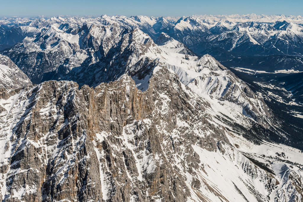 Felsen- Massiv und Berglandschaft des Zugspitzmassiv mit den Gipfeln der Zugspitze | Felsen- Massiv und Berglandschaft des Zugspitzmassiv mit den Gipfeln der Zugspitze