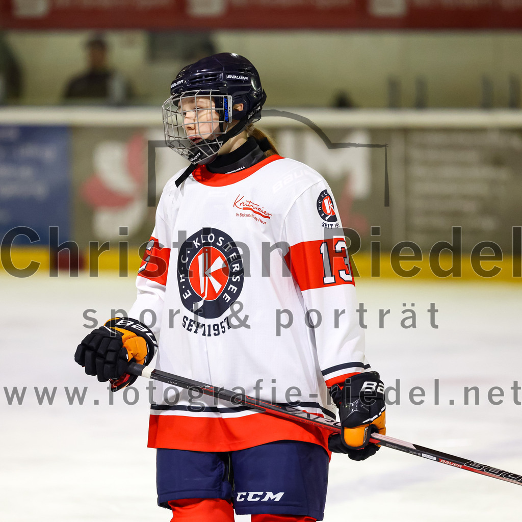 2022-12-04_097_TSV_Erding_gegen_EHC_Klostersee | Erding, Deutschland, 04.12.2022:
Eishockey, Bayernliga U17 2022 / 2023, 11. Spieltag, TSV Erding gegen EHC Klostersee, Endergebnis: 3:5

Emilia Lier (EHC Klostersee, #13)

Foto: Christian Riedel / fotografie-riedel.net