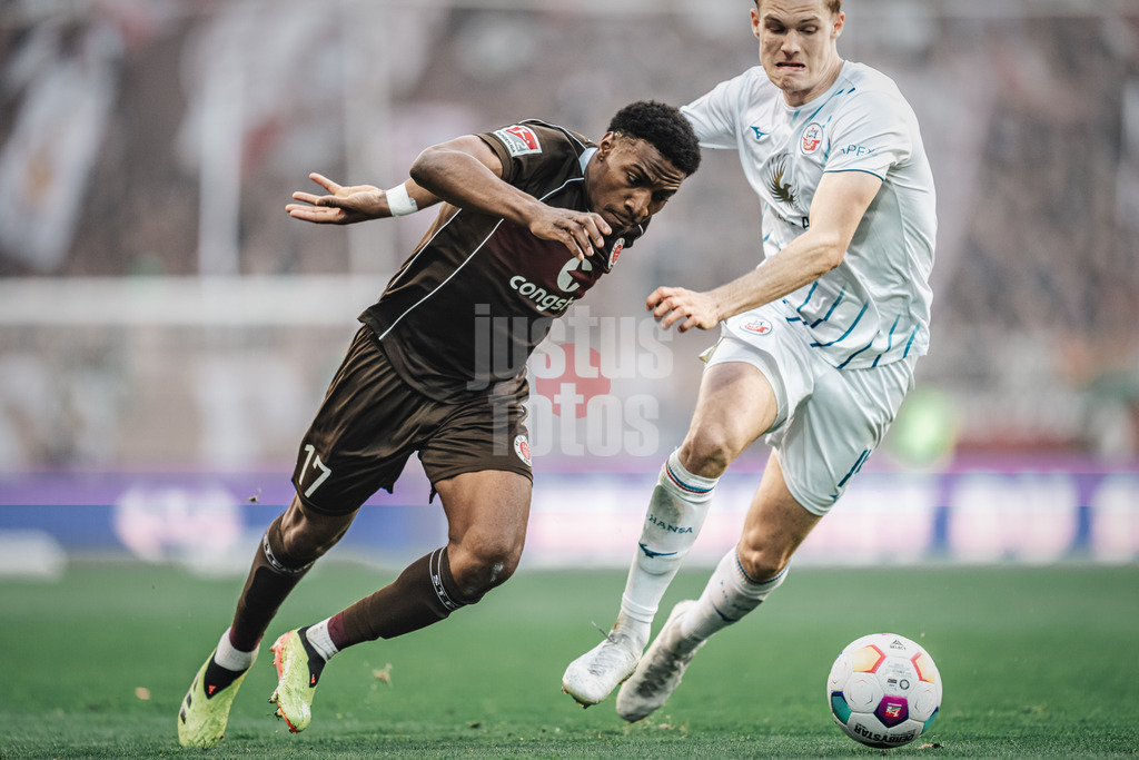 Fußball | Männer | Saison 2023/2024 | 2. Fußball-Bundesliga | 31. Spieltag | FC St. Pauli vs. FC Hansa Rostock | 26.04.2024 | Oladapo Afolayan (#17, FC St. Pauli) im Zweikampf mit Svante Ingelsson (#14, FC Hansa Rostock)