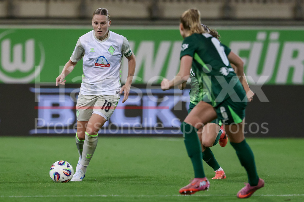 Fussball, Google Pixel Frauen-Bundesliga, VfL Wolfsburg - SV Werder Bremen | v.li.: Lina Hausicke (SV Werder Bremen, 18) am Ball, Einzelbild, Ganzkörper, Aktion, Action, Spielszene, DIE DFB-RICHTLINIEN UNTERSAGEN JEGLICHE NUTZUNG VON FOTOS ALS SEQUENZBILDER UND/ODER VIDEOÄHNLICHE FOTOSTRECKEN. DFB REGULATIONS PROHIBIT ANY USE OF PHOTOGRAPHS AS IMAGE SEQUENCES AND/OR QUASI-VIDEO.
