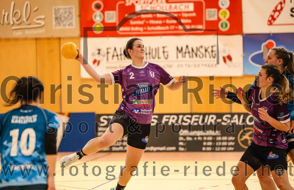 2024-03-09_058_SpVgg_Altenerding_gegen_Eintracht_Dachau-Karlsfeld | Erding, Deutschland, 09.03.2024:
Handball, Bezirksoberliga Frauen Altbayern 2023 / 2024, 17. Spieltag, SpVgg Altenerding gegen Eintracht Dachau-Karlsfeld, Endergebnis: 26:25

Lisa Brugger (TSV Eintracht Karlsfeld, #10), Janina Konrad (SpVgg Altenerding, #2), Verena Bauer (SpVgg Altenerding, #55)

Foto: Christian Riedel / fotografie-riedel.net