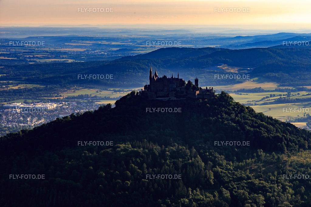 Burg Hohenzollern von Süden https://burg-hohenzollern.com/de/ | Luftbild: Burg Hohenzollern von Süden https://burg-hohenzollern.com/de/ im Ortsteil Zimmern in Bisingen im Bundesland Baden-Württemberg in Deutschland. Foto: IMG_148855.jpg vom 28.06.2025 durch ©2025 Werner Riehm fly-foto.de/copyright - Realisiert mit Pictrs.com