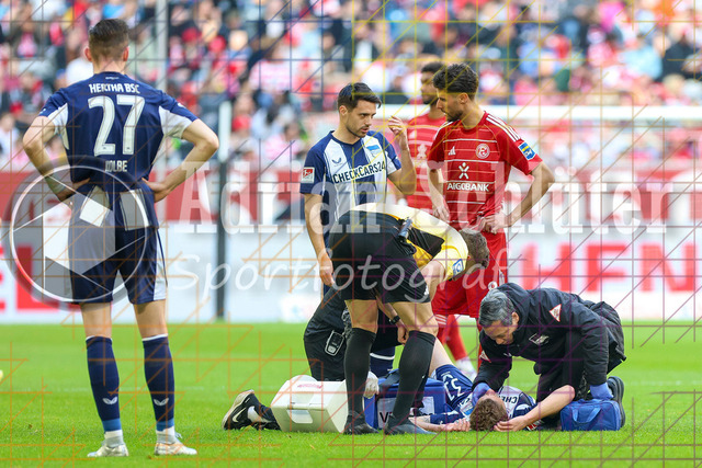 22.03.2026, GER, Fussball, Herren, 2. BL, Saison 2025/2026, Fortuna Düsseldorf - Hertha BSC Berlin | Marton Dardai (Hertha) liegt verletzt am Boden 