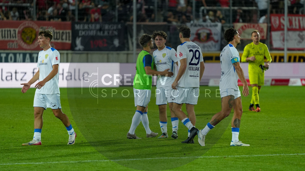 Fußball, Herren, Saison 2025/2026, Regionalliga Nordost, 5. Spieltag, Hallescher FC vs. FSV 63 Luckenwalde, Dienstag 26.08.2025, Leuna-Chemie-Stadion Halle, | Fußball, Herren, Saison 2025/2026, Regionalliga Nordost, 5. Spieltag, Hallescher FC vs. FSV 63 Luckenwalde, Dienstag 26.08.2025, Leuna-Chemie-Stadion Halle, Im Bild: Enttäuschung beim FSV 63 Luckenwalde nach Abpfiff. - Realisiert mit Pictrs.com