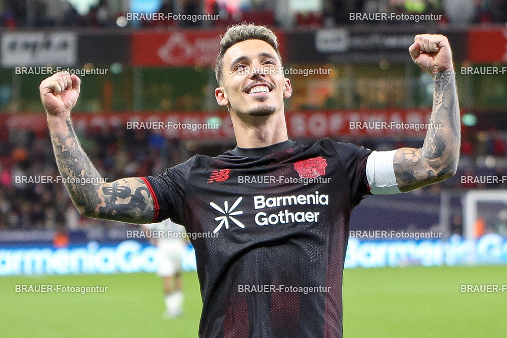 Bayer 04 Leverkusen vs Eintracht Frankfurt - Bundesliga  | Leverkusen, Deutschland, 12.09.25:   Alejandro Grimaldo (Bayer 04 Leverkusen) Torjubel, jubelt nach seinem Treffer zum 3:1 waehrend des Spiels der Bundesliga zwischen  Bayer 04 Leverkusen vs Eintracht Frankfurt in der BayArena(Foto von Brauer-Fotoagentur / Adrian Schlueter)