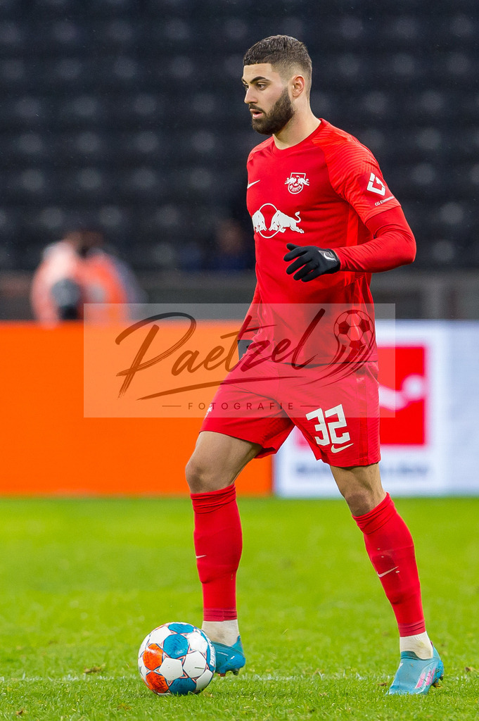 BSCRBL20220220_229 | Fussball, Herren: Josko Gvardiol (RB Leipzig) in Aktion, am Ball, Einzelaktion bei dem Spiel der 1. Bundesliga zwischen Hertha BSC und RB Leipzig im Olypiastadion am 20.02.2022 in Berlin, Deutschland.DFB / DFL REGULATIONS PROHIBIT ANY USE OF PHOTOGRAPHS AS IMAGE SEQUENCES AND/OR QUASI-VIDEO. - Realisiert mit Pictrs.com