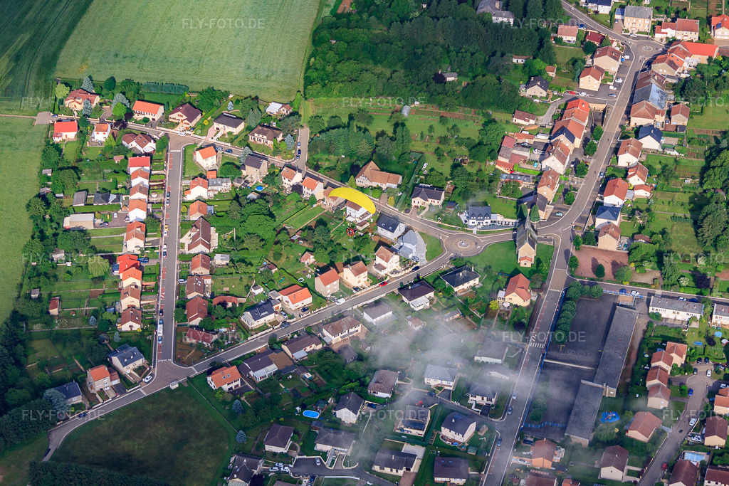 Luftbild: Ortsteil Bure mit Rue des Castors und Chapelle Notre Dame de Bure und in Tressange im Bundesland Moselle in Frankreich. – Foto: IMG_50552.jpg vom 23.06.2012 durch Werner Riehm/FLY-FOTO.de – Auflösung des Originals: 4752 x 3168 px