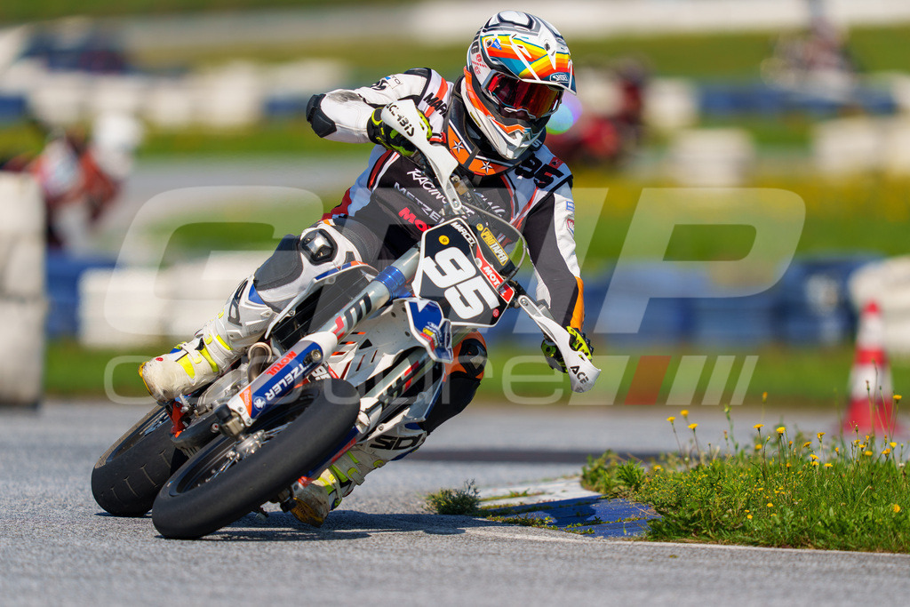 SuperMoto_Staatsmeisterschaft_Greinbach_274 | GRIPcapture steht für authentische Sportfotografie in Österreich – für Momente, die mehr sind als Geschwindigkeit oder Ergebnis. Es geht um Emotion, Spannung, Fokus und den Augenblick, der oft nur einen Wimpernschlag dauert.Ob Motorsport, Teamsport oder 