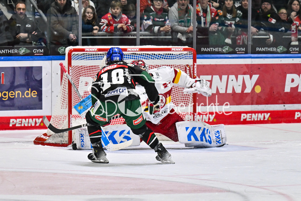 Augsburger Panther - Düsseldorfer EG | in dieser Szene erzielt Anthony LOUIS (Augsburger Panther #18) den Treffer zum 4-1 / Tor / Torschuetze / Freude / Happy / DEL: Augsburger Panther - Duesseldorfer EG, Curt Frenzel Stadion am 04.03.2025