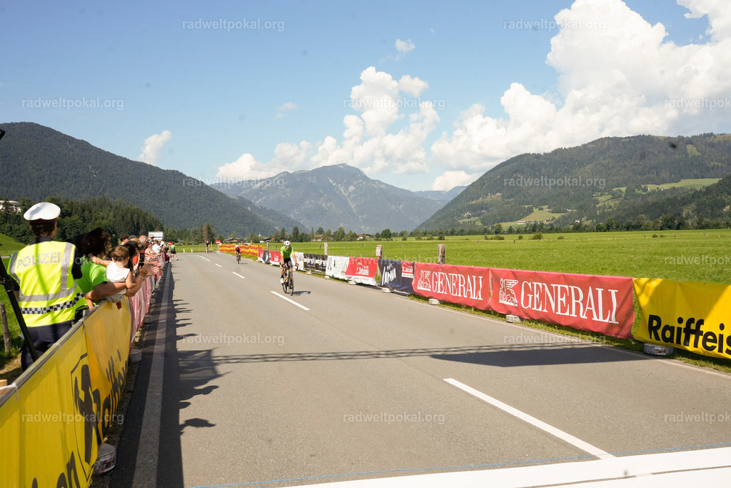 851_20230817_Bewerb_Maenner_Muehlanger | AUT - OESTERREICH, 2023-08-16: SPORT RENNRAD-FAHREN - 55. INTERNATIONALER RADWELTPOKAL IN ST. JOHANN IN TIROL  - Vintage-Radrennen mit WM-Bronze-Medaillen-Siegerin Christina Schweinberger, den Teilnehmer und Alexander Baumann (vom Orginastions-Team) - TAG 2 BEWERB MAENNER IN SECHS GRUPPEN  ; Foto: Roland Muehlanger