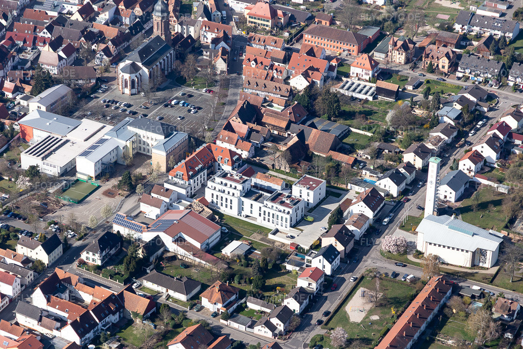 Luftbild: Neubau eines Mehrfamilien- Wohn- und Geschäftshauses hinter der Marktstraße in Kandel im Bundesland Rheinland-Pfalz in Deutschland. Foto: IMG_113333.jpg vom 30.03.2019 durch Werner Riehm/FLY-FOTO.de