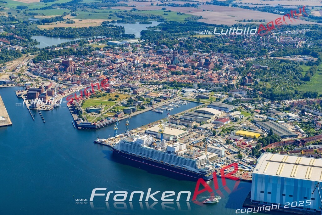 Wismar Hafen Wismar Bild- Das Luftbild wurde 2025 vom UL-Flugzeug heraus erstellt ( keine Drohne bzw. Drohnenaufnahme ) - Hochauflösende Luftaufnahme -Nicht vergleichbar mit Google Maps oder Satelittenbilder- Die Geschenkidee !Mit Lizenz und Bildrechte bestellbar - CC