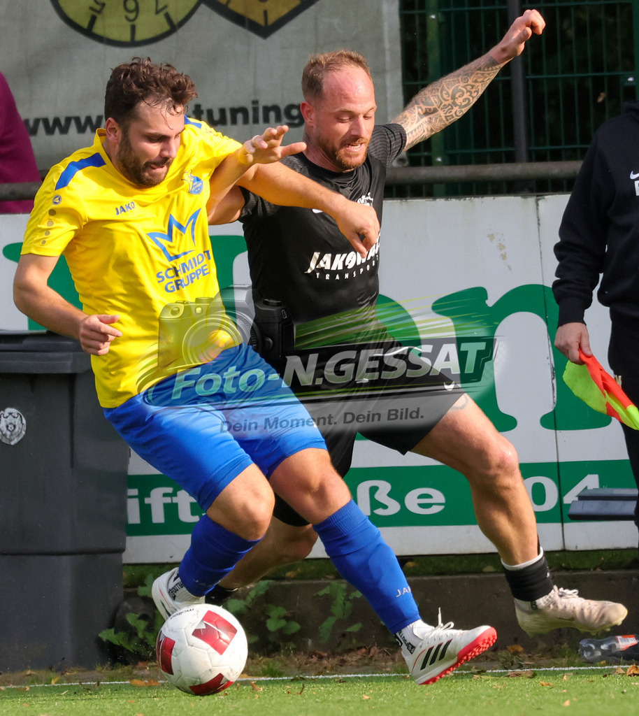 BV Stift Quernheim - TuS Dielingen | Auf dem Bild zu sehen: schwarz BV Stift Quernheim: Francis-Bela Schöneberg ; gelb TuS Dielingen: Samet Uslu BV Stift Quernheim, TuS Dielingen, Saison 26/27, Bezirksliga, Stift Quernheim, Deutschland - Realisiert mit Pictrs.com