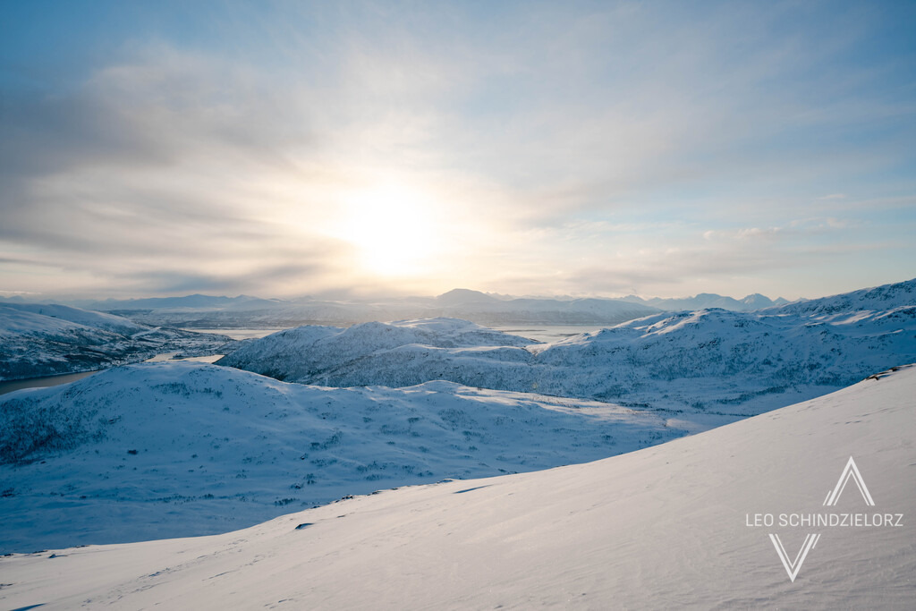 Fotografie_Leo_Schindzielorz_NO_Winter_Tromso_Hatten_20230325_A7400004_org | Atmosphärische Landschaftsbilder & Drohnenaufnahmen aus dem Allgäu, Tirol, Südtirol & der Schweiz – ideal für Leinwanddrucke & zur stilvollen Raumgestaltung. - Realisiert mit Pictrs.com