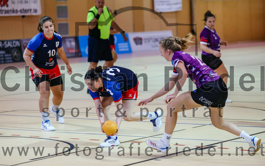 2023-10-14_016_SpVgg_Altenerding_gegen_HSG_Freising_Neufahrn_Damen | Erding, Deutschland, 14.10.2023:
Handball, Bezirksliga Frauen Altbayern 2023 / 2024, 3. Spieltag, SpVgg Altenerding II gegen HSG Freising-Neufahrn II, Endergebnis: 23:28

Esther Schmid (HSG Freising-Neufahrn, #10), Eduarta Krasnigi (HSG Freising-Neufahrn, #33), Johanna Bauschmid (SpVgg Altenerding, #22)

Foto: Christian Riedel / fotografie-riedel.net