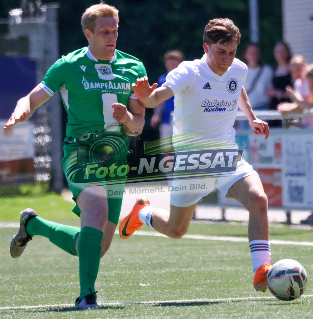 TuS Bruchmühlen - Bünder SV | Auf dem Bild zu sehen: weiß TuS Bruchmühlen: Luis Manthey ; grün Bünder SV: Volkmar VögeTuS Bruchmühlen, Bünder SV, Saison 25/26, Kreisliga A, Bruchmühlen, Deutschland - Realisiert mit Pictrs.com
