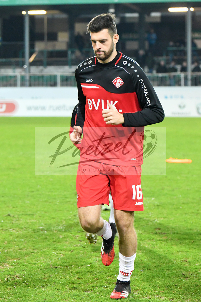 20200214_SCPFWK_0018 | Fussball, Herren: Luca Pfeiffer (FC Wuerzburger Kickers) schaut waehrend des Spiels der 3. Liga zwischen SC Preussen Muenster und FC Wuerzburger Kickers im Preussenstadion am 14.02.2020 in Muenster, Deutschland.DFB / DFL REGULATIONS PROHIBIT ANY USE OF PHOTOGRAPHS AS IMAGE SEQUENCES AND/OR QUASI-VIDEO. - Realisiert mit Pictrs.com