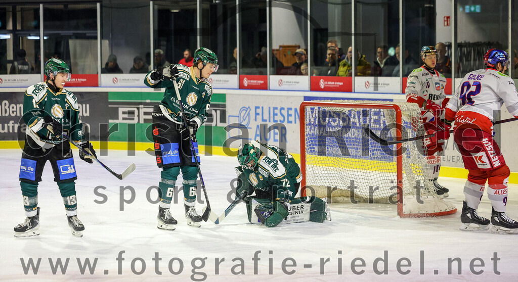 2025-11-16_055_TSV_Erding_gegen_Selber_Woelfe | Erding, Deutschland, 16.11.2025:Eishockey, Oberliga Süd 2025 / 2026, 17. Spieltag, TSV Erding gegen Selber Wölfe, Endergebnis: 3:1Björn Salhi (Erding Gladiators, #13), Moritz Köttstorfer (Erding Gladiators, #61), Torwart David Zabolotny (Erding Gladiators, #72), Richard Gelke (Selber Wölfe, #92)Foto: Christian Riedel / fotografie-riedel.net