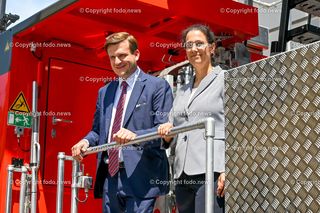 Pressekonferenz OeBB-Infrastruktur AG und Plasser _ Theurer_  guene Instandhaltungsflotte_ 01.06.2023-29 | 01.06.2023, Hafenstrasse, AUT, Pressekonferenz OeBB-Infrastruktur AG und Plasser & Theurer,  Praesentation des ersten Fahrzeugs der neuen gruenen Instandhaltungsflotte, im Bild Johannes Max-Theurer (CEO Plasser & Theurer), Judith Engel (Vorstand der OeBB-Infrastruktur AG, Ressort Netzausbau und Infrastrukturbereitstellung)