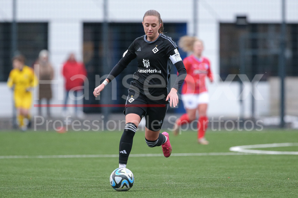 Fussball, Testspiel Frauen, Hamburger SV - Holstein Kiel | v.li.: Victoria Schulz (Hamburger SV, 19) am Ball, Einzelbild, Ganzkörper, Aktion, Action, Spielszene