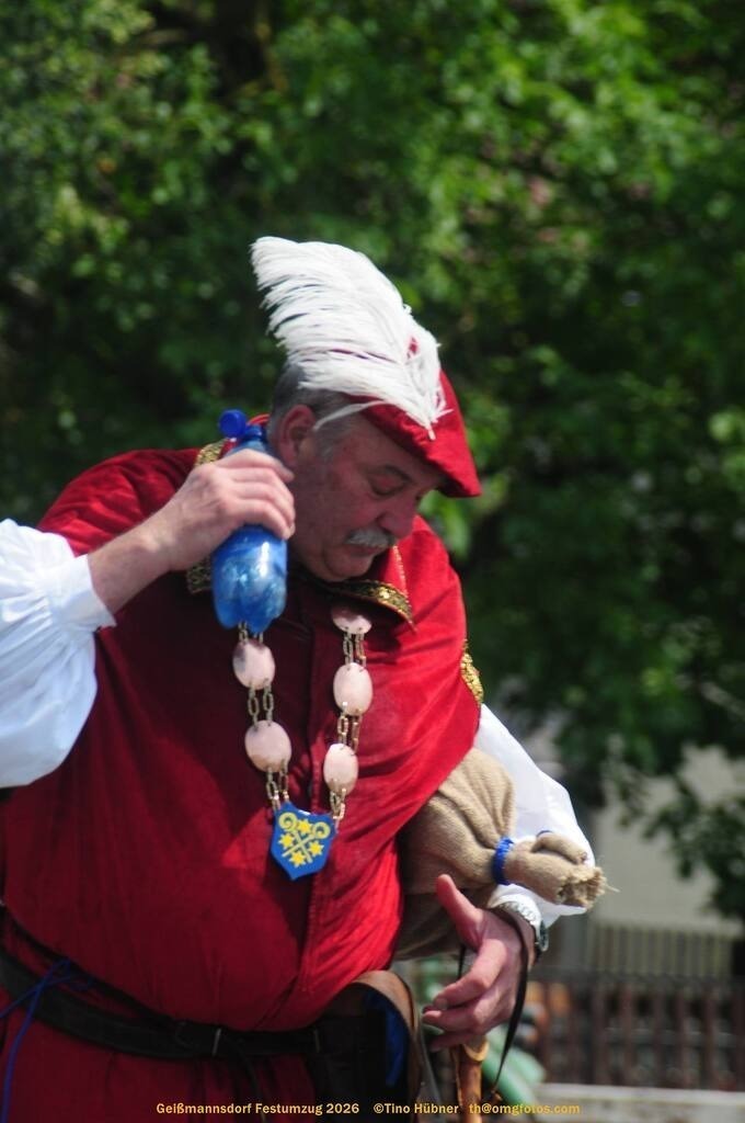 Geißmannsdorf-2026-Festumzug-078 | Festumzug in Geißmannsdorf bei Bischofswerda im Juni 2026. Fotografische Eindrücke und Momentaufnahmen vom Festumzug anläßlich des 800-jährigen Bestehens von Geißmannsdorf - mit Teilnehmern und Gästen, Strohpuppen und geschmückten Vorgärten und Grundstücken - Realisiert mit Pictrs.com