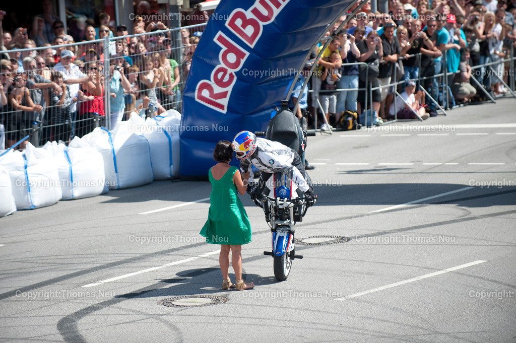 _DSC7202 | Sebastian Vettel beim spektakulären „Home Run“ in Heppenheim: Der Formel-1-Weltmeister fährt im Red-Bull-Rennwagen über die zur Rennstrecke umfunktionierte B3 in seiner Heimatstadt. Tausende Fans feiern ihren Lokalhelden.