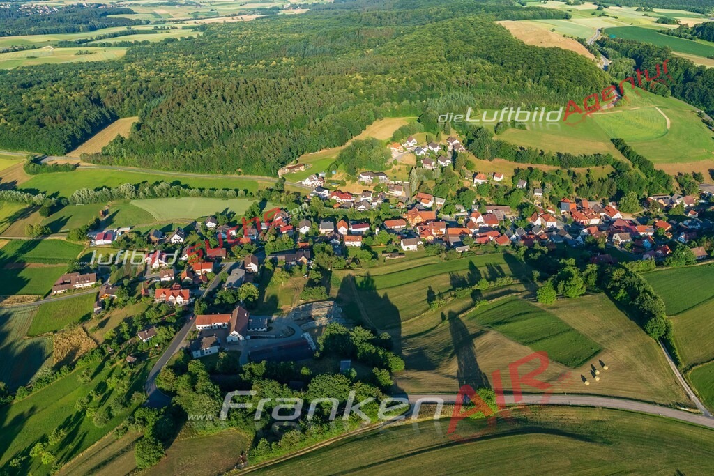 aktuelles Luftbild von Oberlangheim Lichtenfels - Luftaufnahme wurde 2018 von https://frankenair.de mittels Flugzeug (keine Drohne) erstellt.