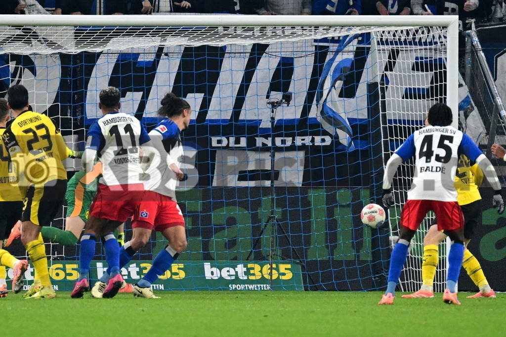 KBS Picture_HSV-Dortmund_015 | v.l. Can Emre (Bor. Dortmund) , Koenigsdoerffer Ransford-Yeboah (HSV) koepft hier das 1:1 , Ramos Guilherme (HSV) , Balde Fabio (HSV) ,Sportplatz :  Volksparkstadion, - Realisiert mit Pictrs.com