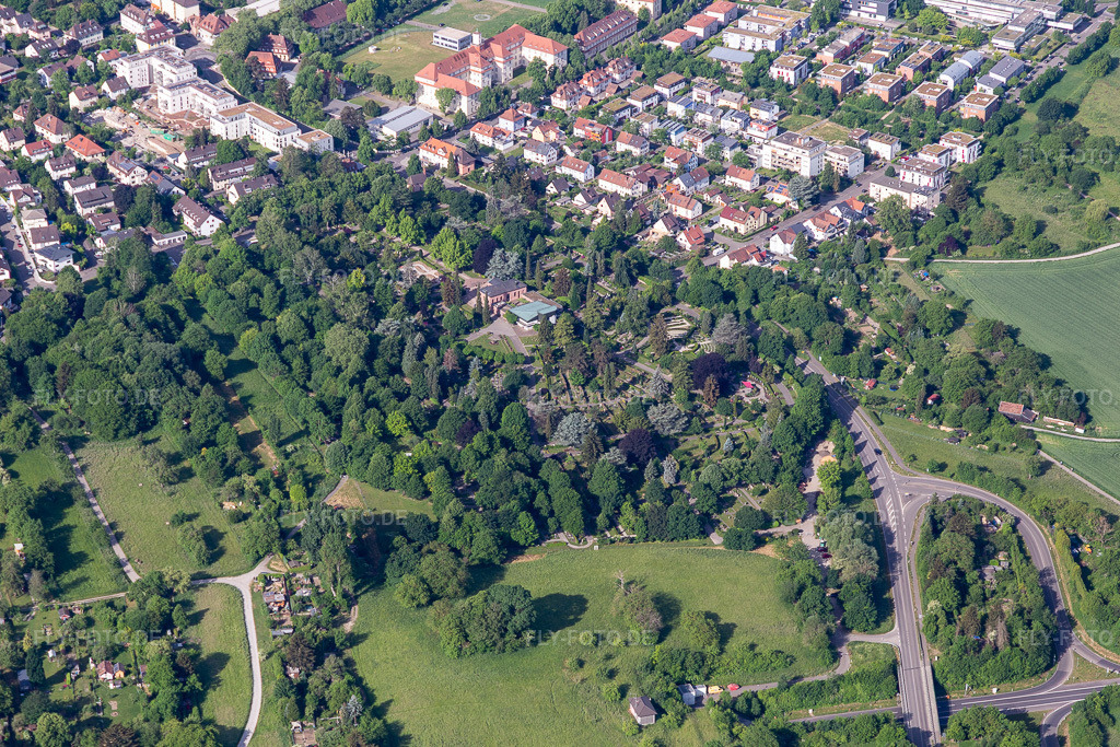 Luftbild: Gartenanlage Ettlingen Friedhof in Ettlingen im Bundesland Baden-Württemberg in Deutschland. Foto: IMG_131611.jpg vom 22.05.2022 durch Werner Riehm/FLY-FOTO.de