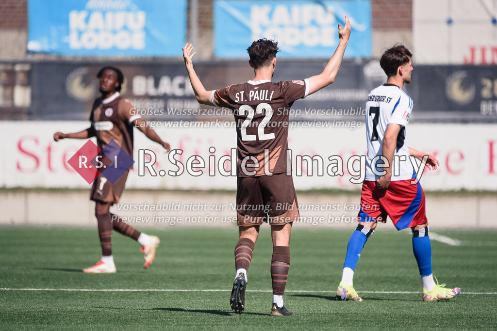 RS-1-105838 | Julius Grunwald (#22, FCSP) ärgert sich über ein Foul
