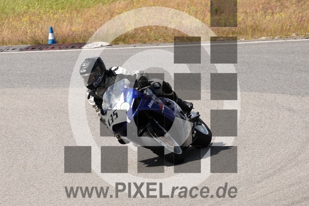 0135-20240706_04057 | Schöne Erinnerungen an spannende Momente - das festzuhalten ist unser Job. PIXELrace.de ist seit 2003 auf den Rennstrecken Europas unterwegs um die Action draußen beim Fahren und die wunderbare Stimmung imm Fahrerlager für euch einzufangen.