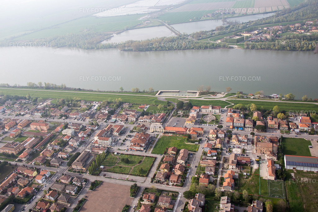 Aerial view: View of the town in Ca' Tiepolo in the state Veneto, Italy. – Photo: IMG_087279.jpg taken on 04/05/2016 by Werner Riehm/FLY-FOTO.com – Resolution of the original: 5472 x 3648 px