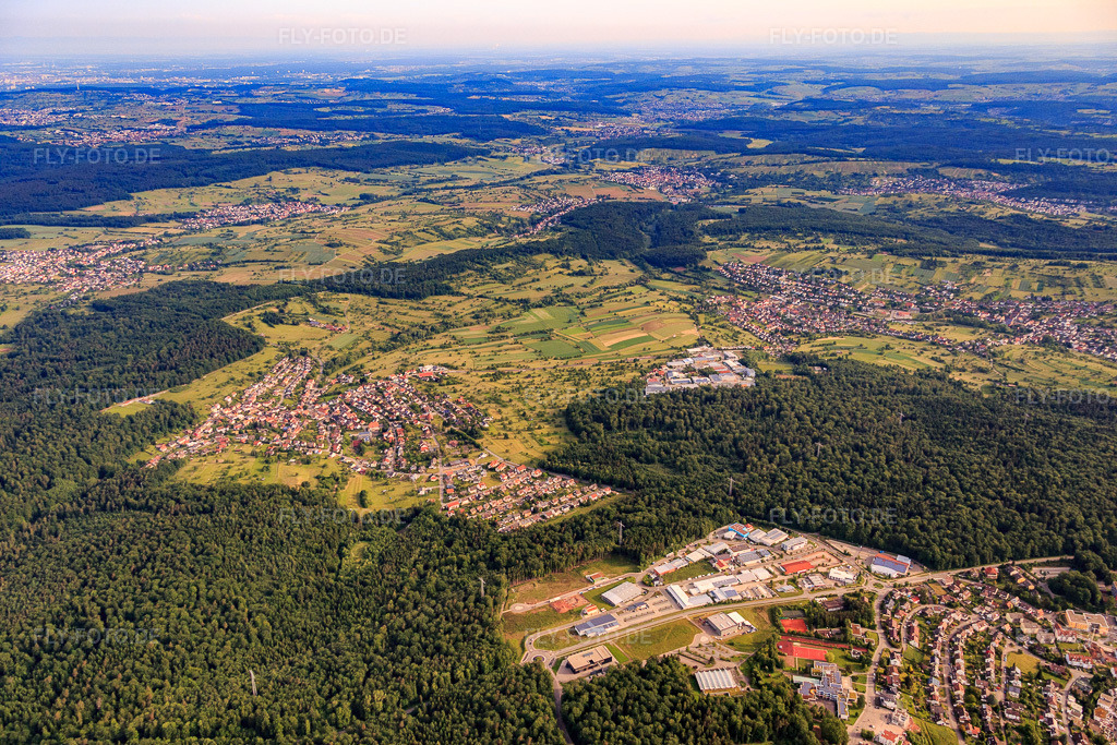 Luftbild: Ortsansicht von Süden im Ortsteil Arnbach in Neuenbürg im Bundesland Baden-Württemberg in Deutschland. – Foto: IMG_079861.jpg vom 31.05.2015 durch Werner Riehm/FLY-FOTO.de – Auflösung des Originals: 5472 x 3648 px