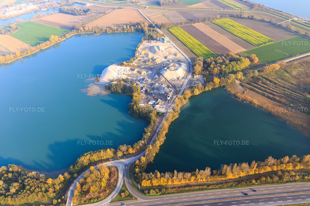 Luftbild: Baggersee in den Rheinauen an der B9 mit Kieswerk von Holcim Kies und Beton GmbH in Rheinzabern im Bundesland Rheinland-Pfalz in Deutschland. Foto: IMG_104455.jpg vom 03.11.2017 durch Werner Riehm/FLY-FOTO.deWWW.HOLCIM-SUED.DE
