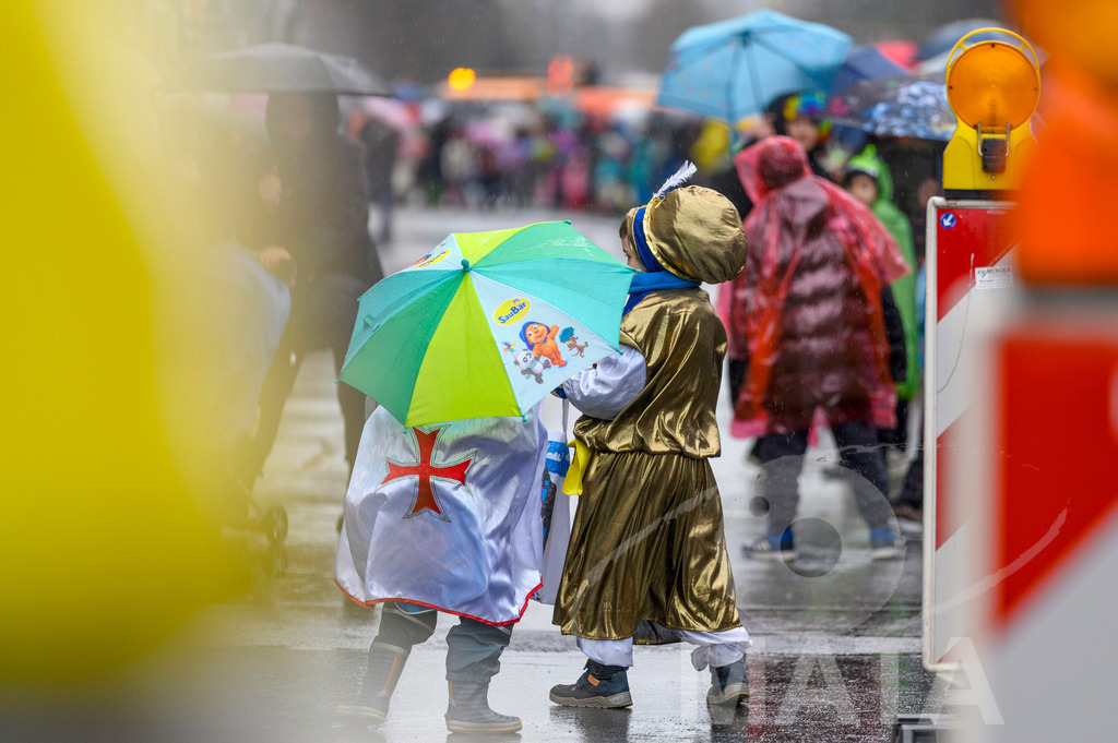 _DWA2262 | Trotz Nieselregen schlängelte sich der „Gaudiwurm“ am Sonntag durch die Nürnberger Innenstadt an tausenden Faschingsfans vorbei.  Nürnberg, 11.02.2024 - Realisiert mit Pictrs.com
