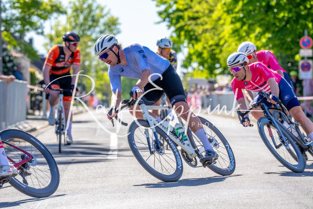 Spurt in den Mai 2026 - Großer Preis der Sparkasse Neuss | Annual one-day road cycling race "Großer Preis der Sparkasse Neuss" held in Büttgen, Germany, organized by VfR Büttgen 1912 e.V. The event features multiple races across all age categories from U11 youth to Elite men. - Realisiert mit Pictrs.com