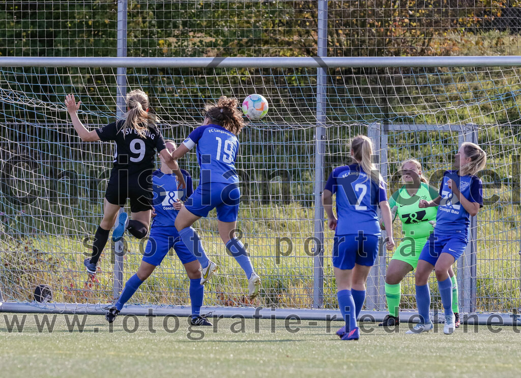 2023-10-21_008_FC_Langengeisling_gegen_TSV_Eching | Erding, Deutschland, 21.10.2023:
Fußball, Bezirksoberliga 2023 / 2024, 8. Spieltag, FC Langengeisling gegen TSV Eching, Endergebnis: 0:0

Anna Zieglmeier (TSV Eching, #9), Carina Sedlmeier (FC Langengeisling, #19), Marie Huber (FC Langengeisling, #2), Torwart Celine Siebrecht (FC Langengeisling, #21), Rebecca Hawkins (FC Langengeisling, #15)

Foto: Christian Riedel / fotografie-riedel.net