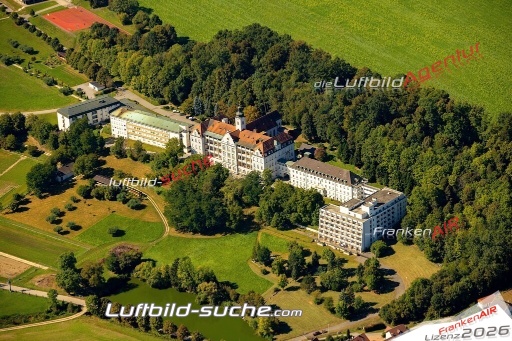 Das Luftbild zeigt : Mallersdorf Schwesternkrankenhaus Mallersdorf-Pfaffenberg - Die Luftaufnahme wurde 2023 vom UL-Flugzeug aus erstellt ( keine Drohne ) - Hochauflösende Luftaufnahme - Für grossformatige Ausdrucke geeignet. Die Geschenkidee !Mit Lizenz und Bildrechte bestellbar