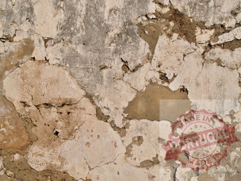 Old plaster wall showing weathered decay and grunge texture | Weathered wall displaying a rough textured surface with peeling plaster and exposed concrete - Realisiert mit Pictrs.com