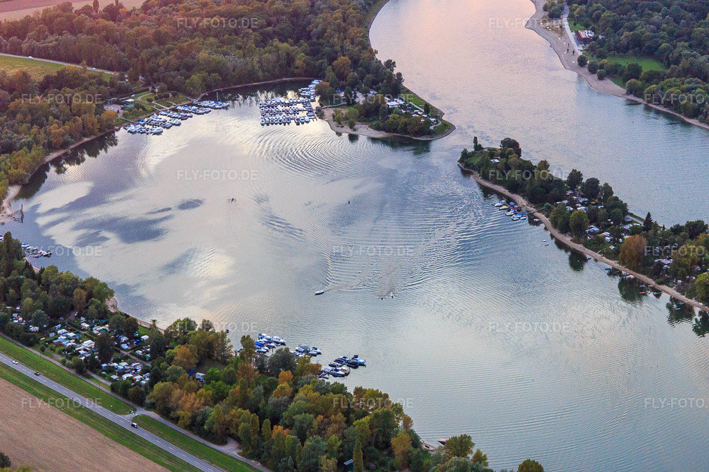 Luftbild: Kiefweiher am Rhein bei Sonnenuntergang mit Sportboot-Club Ludwigshafen/ Rhein und MCP Yacht Club und Restaurant Ludwigshafen im Ortsteil Rheingönheim in Ludwigshafen im Bundesland Rheinland-Pfalz in Deutschland. – Foto: IMG_102683.jpg vom 24.08.2017 durch Werner Riehm/FLY-FOTO.de – Auflösung des Originals: 5472 x 3648 px – SBC SBC Ludwigshafen e.V – m MCP