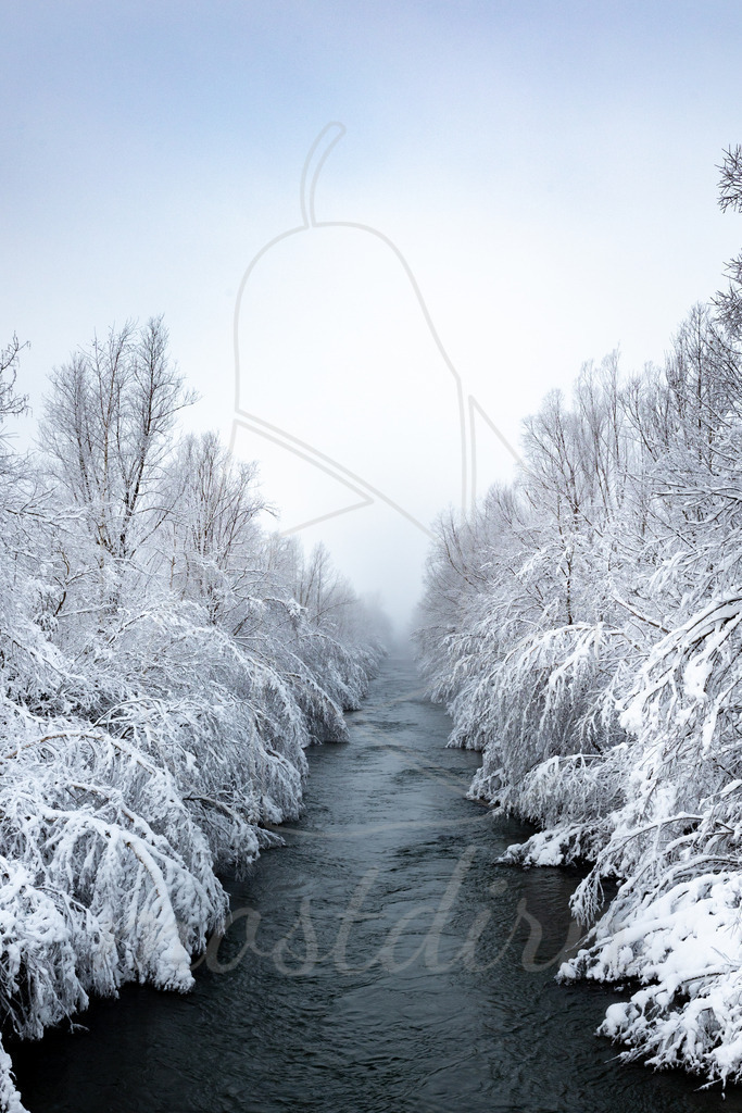 Frostiger Murfluss | Die Mur. Ein Fluss, der in der Steiermark sehr bekannt ist. Doch sein Ursprung ist im Lungau.  - Realisiert mit Pictrs.com